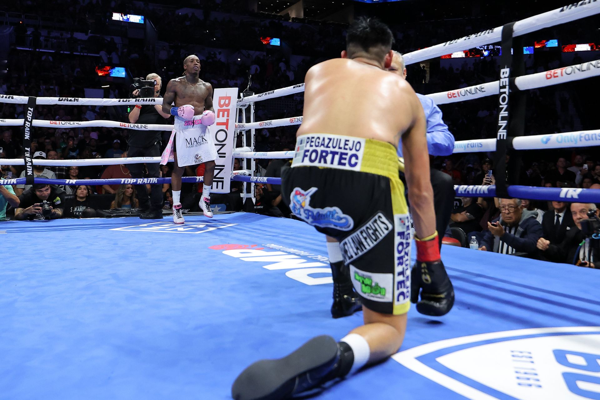 Foster Watches as Navarrete Takes an Eight-Count